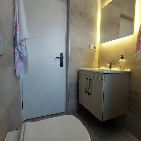 Renovated Apartment, Ideal Location And Stylish Design فتحية