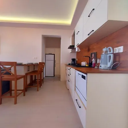 Апартаменты Renovated Apartment, Ideal Location And Stylish Design